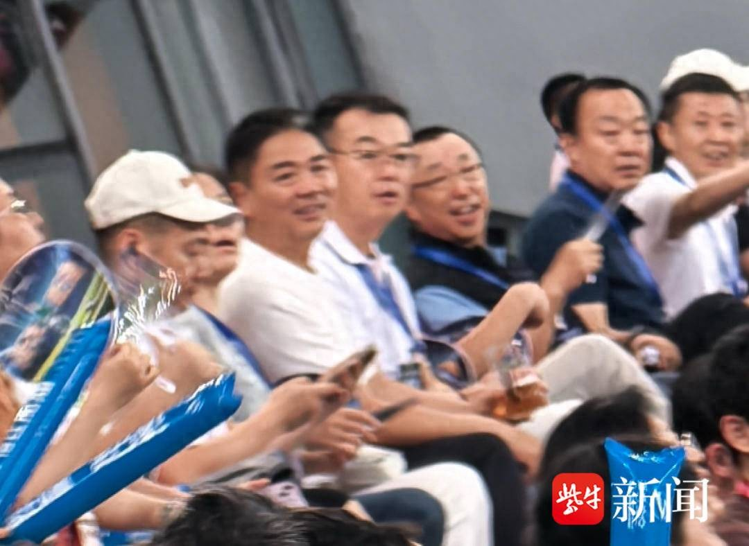 紫牛在现场 |刘强东兑现承诺现身“苏超”赛场，为家乡球队应援